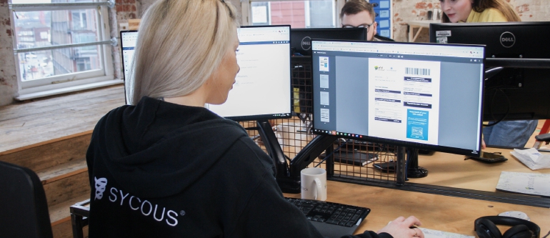 Sycous support team with statement on computer screen